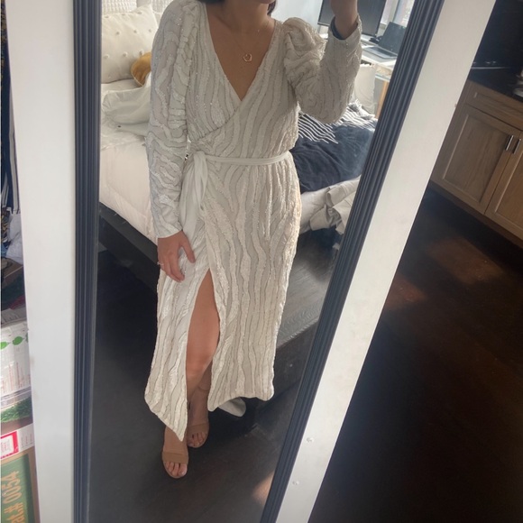 Midi white wrap dress with puff sleeves and needing - Picture 5 of 5